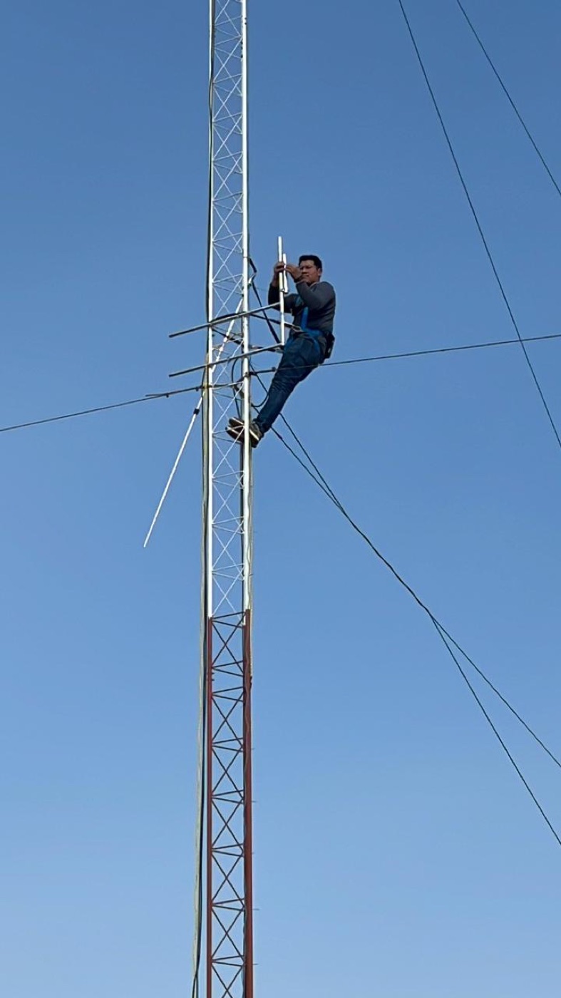 Técnico de ITE instalando una antena de radiocomunicación en una torre